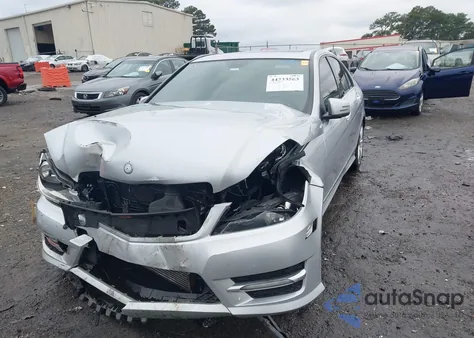 2013 Mercedes-Benz C 250 Sport z USA, uszkodzony, nr VIN WDDGF4HB5DR296358